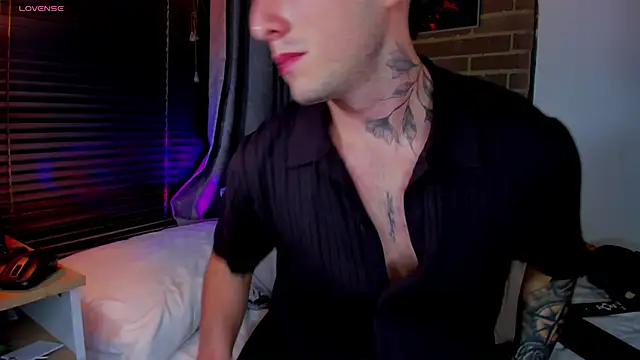 Snapshot of liam_oficial02 chatting on 05/24/26, 03:44 liam oficial02 online show from 05/24/26, 03:44