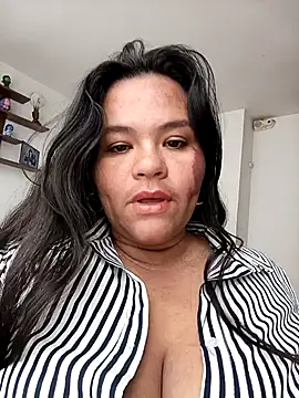 Snapshot of Julieta-tits chatting on 04/10/26, 05:17 Julieta-tits online show from 04/10/26, 05:17