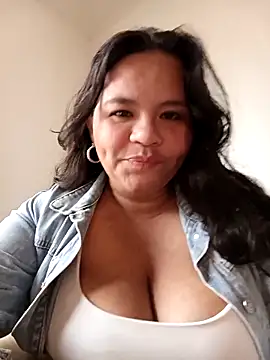 Snapshot of Julieta-tits chatting on 04/18/26, 07:51 Julieta-tits online show from 04/18/26, 07:51