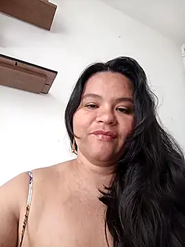 Snapshot of Julieta-tits chatting on 05/13/26, 05:10 Julieta-tits online show from 05/13/26, 05:10