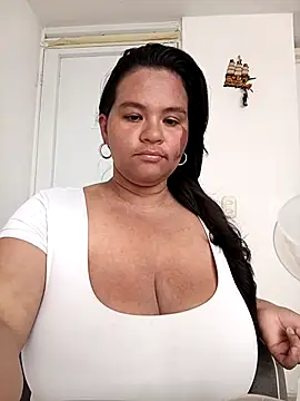 Snapshot of Julieta-tits chatting on 05/21/26, 04:36 Julieta-tits online show from 05/21/26, 04:36