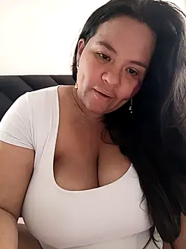Snapshot of Julieta-tits chatting on 06/16/26, 04:20 Julieta-tits online show from 06/16/26, 04:20