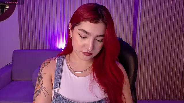 Snapshot of ViolettCastel chatting on 11/05/25, 07:14 ViolettCastel online show from 11/05/25, 07:14