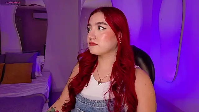 Snapshot of ViolettCastel chatting on 11/28/25, 07:27 ViolettCastel online show from 11/28/25, 07:27