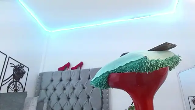 YUSELFI ROSS  online show from 01/11/25, 12:07