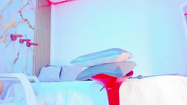 YUSELFI ROSS  online show from 10/24/25, 12:12