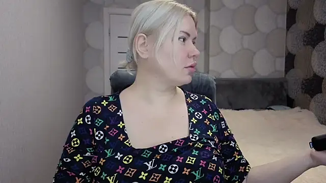 Snapshot of natusik chatting on 11/15/25, 02:09 natusik online show from 11/15/25, 02:09