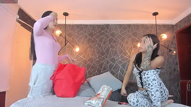 Snapshot of leigh-angels chatting on 11/15/25, 10:15 leigh-angels online show from 11/15/25, 10:15