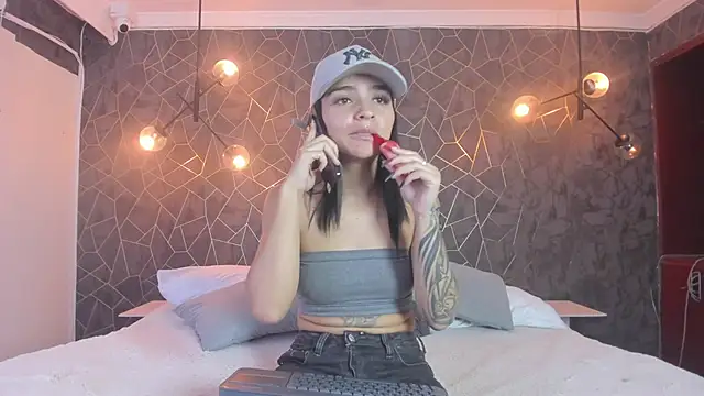 Snapshot of leigh-angels chatting on 12/13/25, 10:37 leigh-angels online show from 12/13/25, 10:37