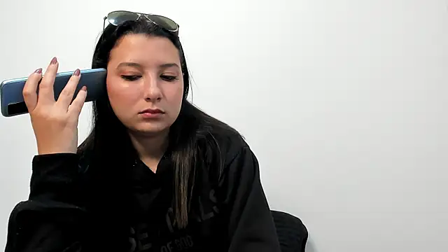 Snapshot of cami-01 chatting on 10/23/25, 08:40 cami-01 online show from 10/23/25, 08:40