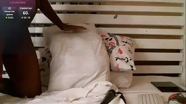 Snapshot of black_sexy_queen chatting on 11/07/25, 09:15 black sexy queen online show from 11/07/25, 09:15