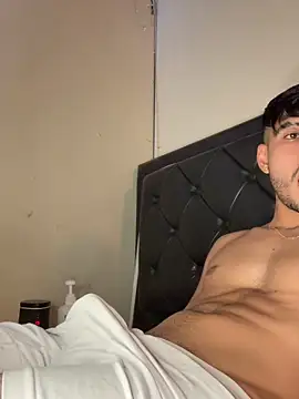 Snapshot of tom_thick chatting on 11/19/25, 03:01 tom thick online show from 11/19/25, 03:01