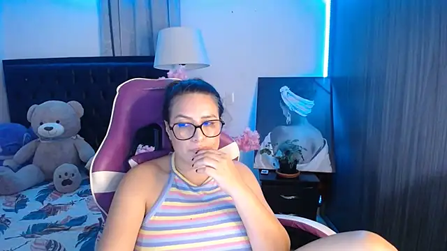 esmeraldaa230 online show from 06/11/26, 12:32