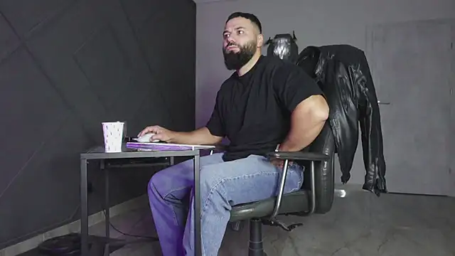 Snapshot of mattmasterss chatting on 11/09/25, 04:22 mattmasterss online show from 11/09/25, 04:22