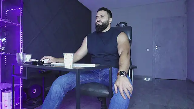 Snapshot of mattmasterss chatting on 11/18/25, 06:01 mattmasterss online show from 11/18/25, 06:01