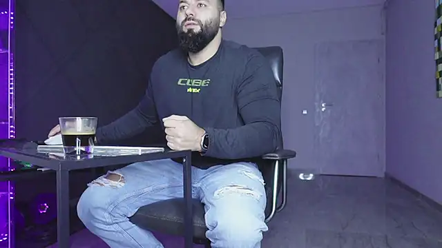 Snapshot of mattmasterss chatting on 12/14/25, 04:40 mattmasterss online show from 12/14/25, 04:40