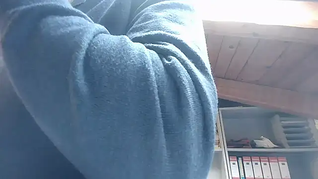 Snapshot of TWENTYONE0021 chatting on 10/28/25, 11:14 TWENTYONE0021 online show from 10/28/25, 11:14