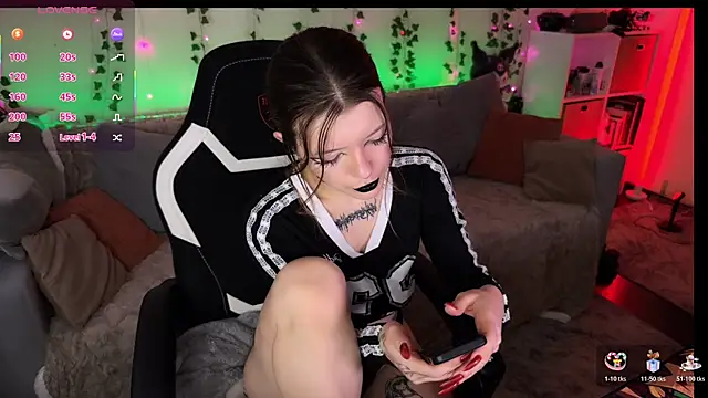 Snapshot of Eva-miller1 chatting on 11/23/25, 11:32 Eva-miller1 online show from 11/23/25, 11:32