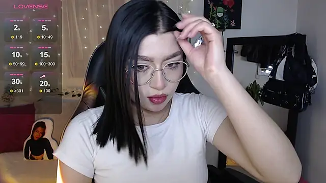 Snapshot of mily_thomson_b_ chatting on 09/18/25, 11:29 mily thomson b  online show from 09/18/25, 11:29