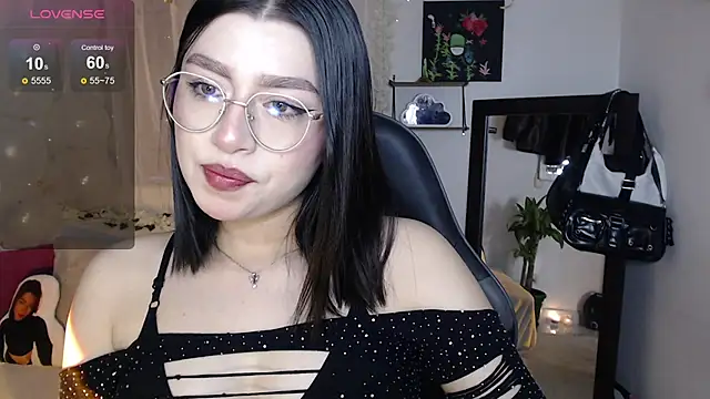 Snapshot of mily_thomson_b_ chatting on 09/21/25, 10:44 mily thomson b  online show from 09/21/25, 10:44