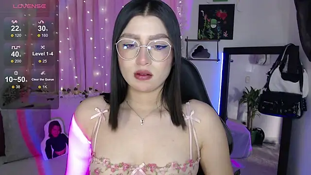 Snapshot of mily_thomson_b_ chatting on 10/03/25, 10:29 mily thomson b  online show from 10/03/25, 10:29