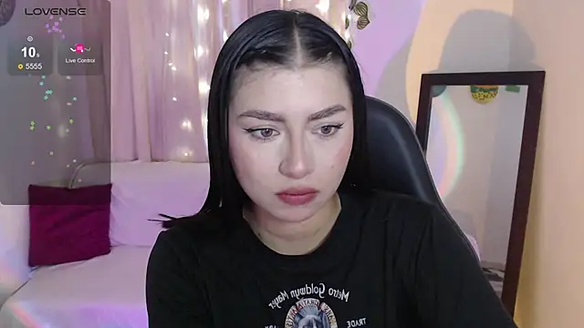 Snapshot of mily_thomson_b_ chatting on 06/12/26, 10:52 mily thomson b online show from 06/12/26, 10:52