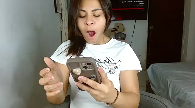 Snapshot of violet_leo chatting on 03/04/25, 10:27 violet leo online show from 03/04/25, 10:27