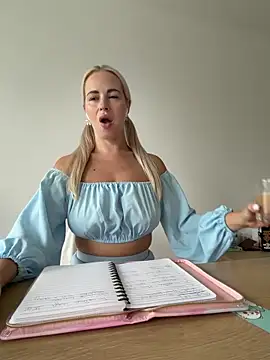 streetdoll online show from 10/09/25, 07:17