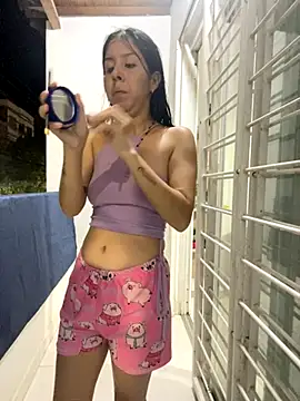 Snapshot of royalgirls_x chatting on 09/20/25, 01:06 royalgirls x online show from 09/20/25, 01:06