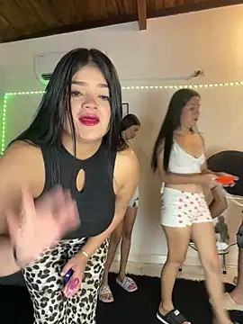 Snapshot of royalgirls_x chatting on 11/15/25, 01:14 royalgirls x online show from 11/15/25, 01:14