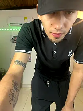 Snapshot of royalgirls_x chatting on 11/27/25, 01:40 royalgirls x online show from 11/27/25, 01:40