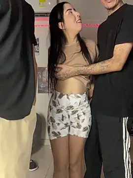 Snapshot of royalgirls_x chatting on 11/28/25, 01:19 royalgirls x online show from 11/28/25, 01:19