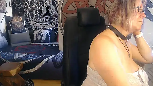 Snapshot of TittenMichelle chatting on 10/03/25, 10:34 TittenMichelle online show from 10/03/25, 10:34