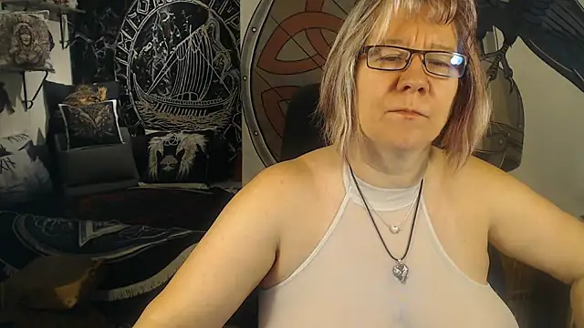 Snapshot of TittenMichelle chatting on 10/05/25, 04:11 TittenMichelle online show from 10/05/25, 04:11