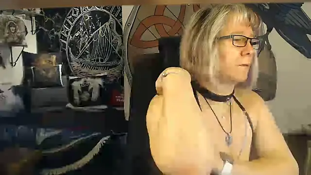 Snapshot of TittenMichelle chatting on 11/04/25, 07:40 TittenMichelle online show from 11/04/25, 07:40