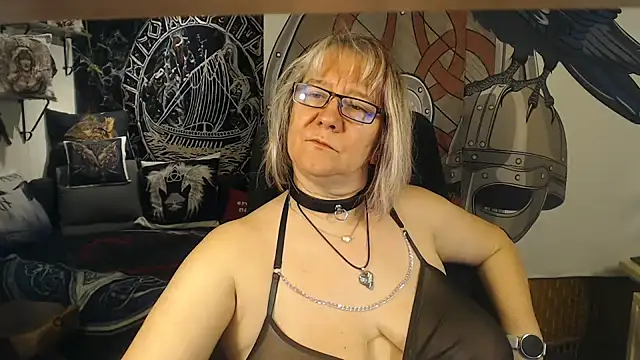 Snapshot of TittenMichelle chatting on 11/21/25, 07:23 TittenMichelle online show from 11/21/25, 07:23