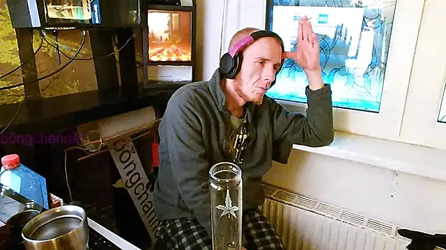 Snapshot of BongChannel chatting on 12/31/24, 07:53 BongChannel online show from 12/31/24, 07:53