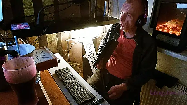 Snapshot of BongChannel chatting on 12/31/24, 09:50 BongChannel online show from 12/31/24, 09:50