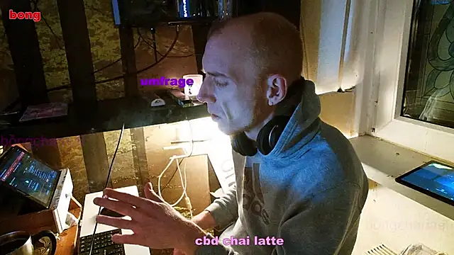 Snapshot of BongChannel chatting on 01/03/25, 12:11 BongChannel online show from 01/03/25, 12:11