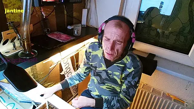 Snapshot of BongChannel chatting on 01/09/25, 03:26 BongChannel online show from 01/09/25, 03:26