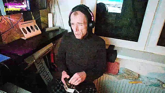 Snapshot of BongChannel chatting on 01/10/25, 10:36 BongChannel online show from 01/10/25, 10:36