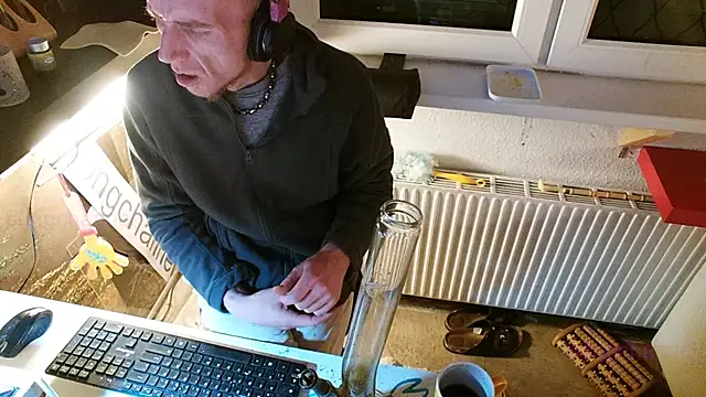 Snapshot of BongChannel chatting on 01/13/25, 02:18 BongChannel online show from 01/13/25, 02:18