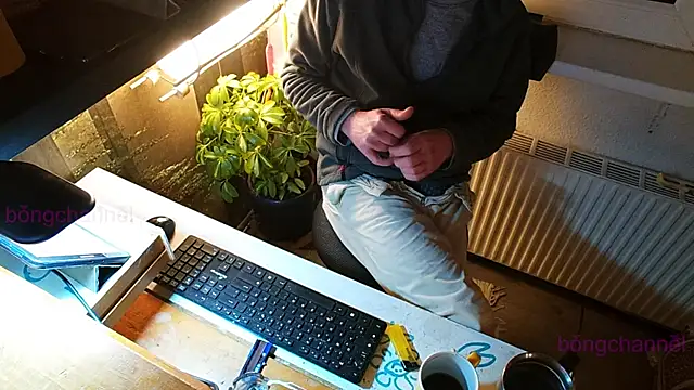 Snapshot of BongChannel chatting on 01/13/25, 10:56 BongChannel online show from 01/13/25, 10:56