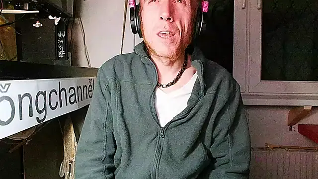 Snapshot of BongChannel chatting on 01/24/25, 04:27 BongChannel online show from 01/24/25, 04:27