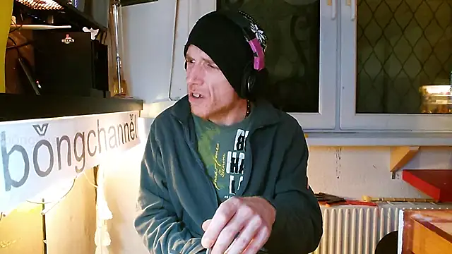 Snapshot of BongChannel chatting on 01/25/25, 01:10 BongChannel online show from 01/25/25, 01:10