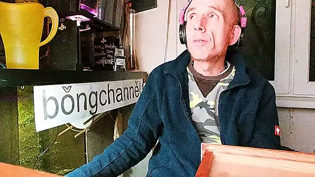 Snapshot of BongChannel chatting on 01/26/25, 03:27 BongChannel online show from 01/26/25, 03:27