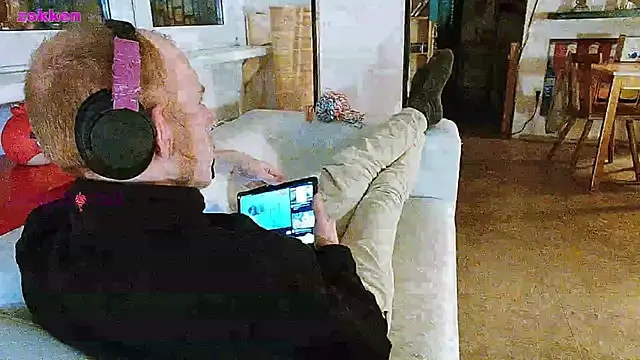 Snapshot of BongChannel chatting on 01/28/25, 08:04 BongChannel online show from 01/28/25, 08:04