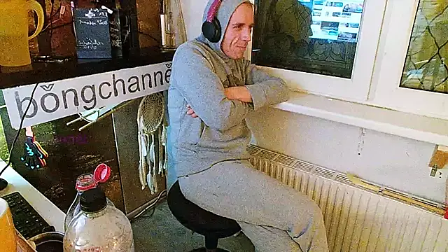 Snapshot of BongChannel chatting on 02/04/25, 02:28 BongChannel online show from 02/04/25, 02:28