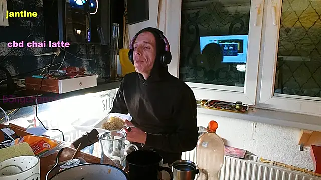 Snapshot of BongChannel chatting on 03/07/25, 09:48 BongChannel online show from 03/07/25, 09:48