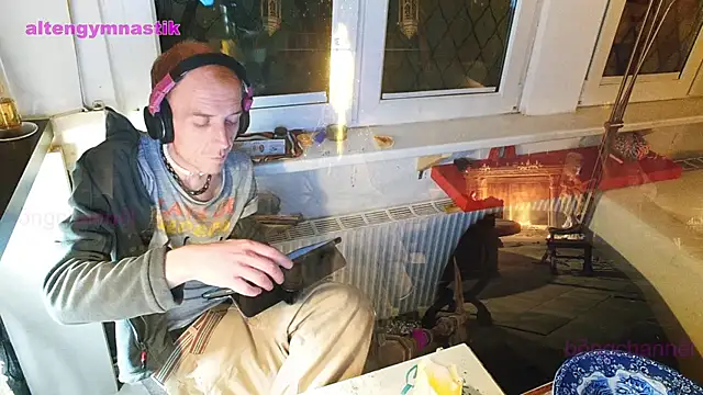 Snapshot of BongChannel chatting on 03/18/25, 12:05 BongChannel online show from 03/18/25, 12:05